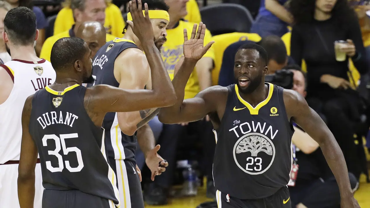 Selebrasi Kevin Durant dan Draymond Green di gim kedua final NBA