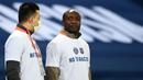 Asisten pelatih Istanbul Basaksehir, Pierre Webo (kanan), mendampingi para pemain melakukan pemanasan sebelum laga lanjutan Liga Champions 2020/21 Grup H melawan Paris Saint-Germain di Parc des Princes Stadium , Paris, Rabu (9/12/2020). Basaksehir kalah 1-5 dari PSG. (AFP/Franck Fife)