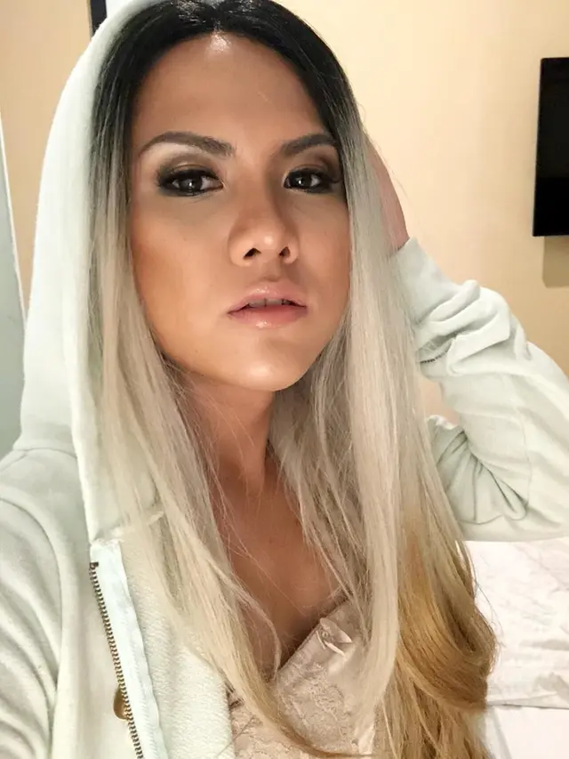 6 Potret Evelyn dengan Gaya Rambut Panjang, Bikin Pangling