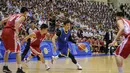 Pemain Korea Selatan (Biru) membawa bola dari kawalan pemain Korea Utara (merah) selama pertandingan basket pria di Stadion Indoor Ryugyong Chung Ju-Yung, Pyongyang (5/7). (AFP Photo/Kim Won-Jin)