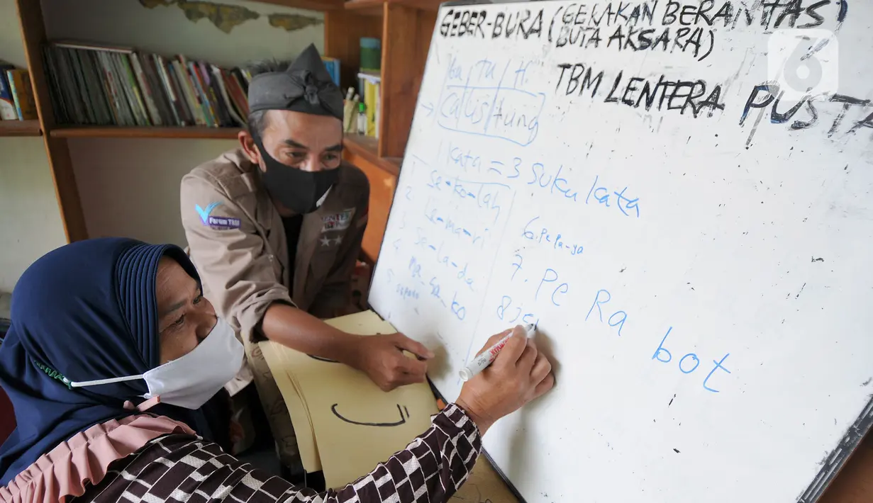 Ibu rumah tangga saat kegiatan gerakan berantas buta aksara di Taman Bacaan Masyarakat (TBM) Lentera Pustaka, Bogor, Minggu (2/5/2021).  TBM Lentera Pustaka yang berada di kaki Gunung Salak ini mengajarkan puluhan ibu-ibu yang buta aksara sebanyak dua kali dalam seminggu. (merdeka.com/Arie Basuki)