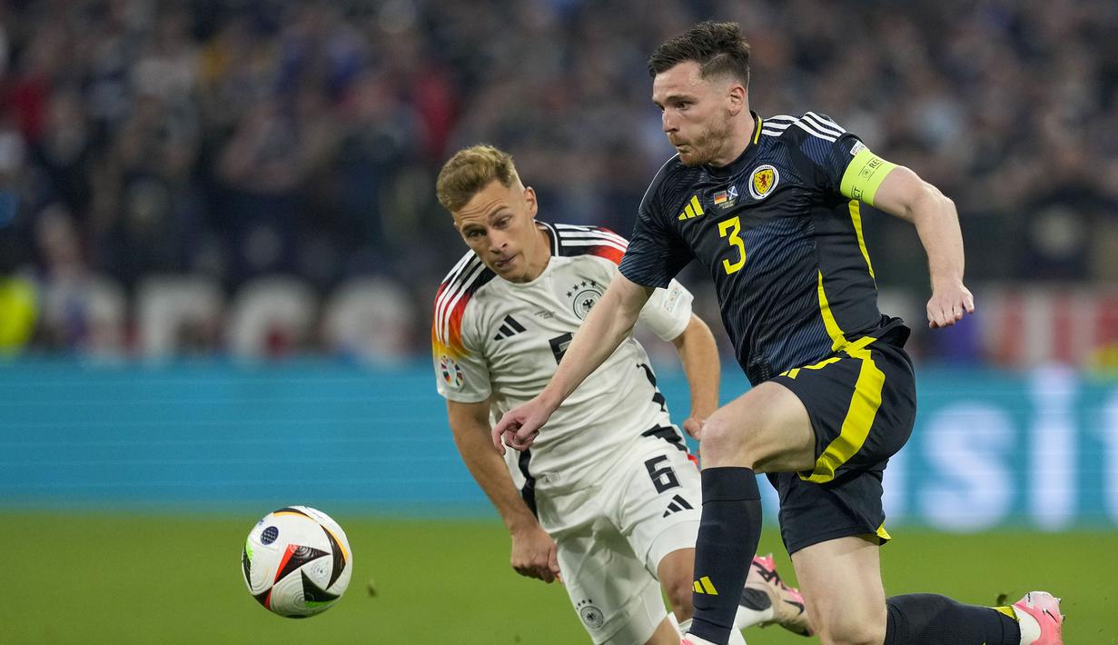 <p>Bek kiri Liverpool berusia 30 tahun, Andrew Robertson dipercaya menyandang ban kapten Timnas Skotlandia pada Euro 2024 setelah sebelumnya juga dipercaya memimpin Pasukan Tartan di edisi sebelumnya pada 2020. Bersama Timnas Skotlandia, Andrew Robertson hingga kini telah mengoleksi 72 caps, termasuk saat dikalahkan Jerman 1-5 pada laga pembuka Euro 2024. (AP Photo/Antonio Calanni)</p>