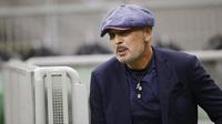 Pelatih Bologna, Sinisa Mihajlovic, saat melawan AC Milan pada laga Serie A di Stadion San Siro, Sabtu (18/7/2020). AC Milan menang dengan 5-1 atas Bologna. (AP/Luca Bruno)