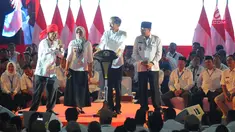 Presiden Joko Widodo berbincang saat menghadiri Silaturahmi Nasional Pemerintahan Desa se-Indonesia di Jakarta, Rabu (10/4). Presiden  Jokowi mengatakan akan terus menaikkan jumlah dana desa serta memudahkan sistem laporan pertanggung jawabannya. (Liputan6.com/Angga Yuniar)