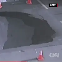 Mengerikan, jalanan di China ini ambrol di saat arus lalu lintas sedang padat-padatnya.