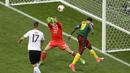 Striker Kamerun, Vincent Aboubakar, mencetak gol ke gawang Jerman dengan tandukan kepalanya pada laga Grup B Piala Konfederasi 2017, di Stadion Fisht Olympic, Sochi, Minggu (25/6/2017). Jerman menang 3-1 atas Kamerun. (AP/Sergei Grits)