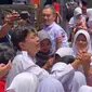 Momen haru guru honorer yang dipecat karena bongkar aksi pungli di sekolah bisa kembali mengajar. (dok. tangkapan layar TikTok @bimaarya.activity/https://www.tiktok.com/@bimaarya.activity/video/7278262389877804294)