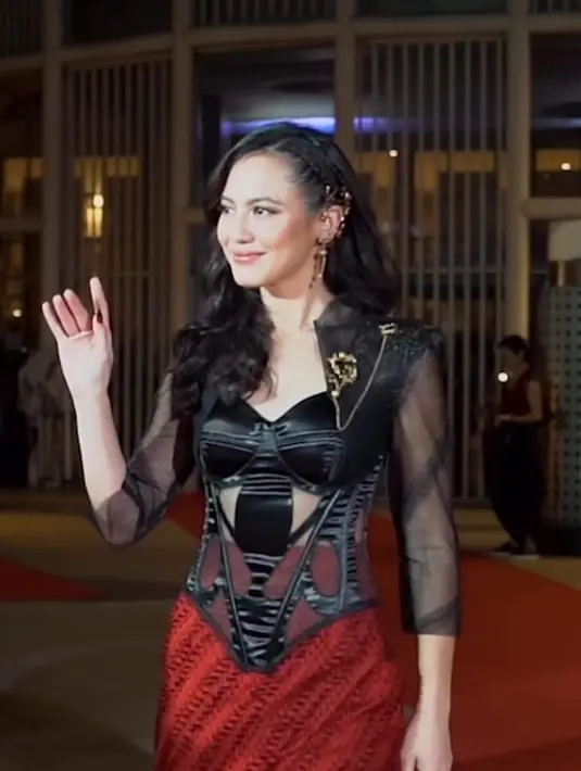 Pevita Pearce tampak elegan dengan busana bernuansa merah dan hitam rancangan Jeffry Tan. (Foto: Instagram/ pevpearce)