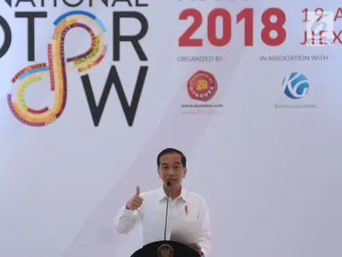 Presiden RI, Joko Widodo memberi sambutan pembuka Indonesia International Motor Show 2018 di JIExpo, Jakarta, Kamis (19/4). 38 merek kendaraan dipamerkan dan lebih dari 350 perusahaan ikut dalam IIMS 2018. (Liputan6.com/Helmi Fithriansyah)