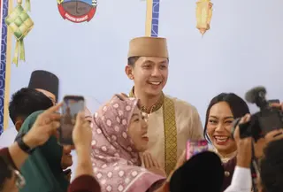 Suasana penuh haru dan gembira mewarnai acara Halalbihalal Lebaran di rumah dinas Bupati Lampung Selatan, yang dihadiri banyaknya warga layaknya lautan manusia. (Foto: Istimewa)