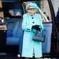 Ratu Elizabeth II setibanya di pusat perbelanjaan Lexicon saat berkunjung ke Bracknell, London, Jumat (19/10). Ratu Elizabeth menghabiskan sebagian waktu siangnya untuk mengunjungi department store. (HENRY NICHOLLS/ POOL/AFP)