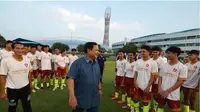 Menteri Pertahanan Republik Indonesia, Prabowo Subianto, mengunjungi Aspire Academy, Doha, Qatar, tempat Persib Bandung U-17 dan Garudayaksa Football Academy (GFA) berlatih, Rabu (31/5/2023). (Bola.com/Dok. GFA)