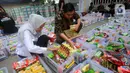 Pimpinan Baznas Bidang Pendistribusian dan Pendayagunaan Saidah Sakwan (kiri) bersama relawan mengemas bahan makanan yang akan dikirim ke Palestina di Kantor Baznas, Jakarta, Kamis (2/11/2023).  (merdeka.com/Arie Basuki)
