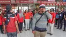 Warga yang tergabung dalam Paguyuban Terminal Bus Kampung Rambutan mengikuti lomba baris berbaris mata tertutup  jelang  peringatan HUT ke-81 Kemerdekaan Republik Indonesia di Terminal Kampung Rambutan, Jakarta, Rabu, 12 Agustus 2026. (KLY/Arie Basuki)