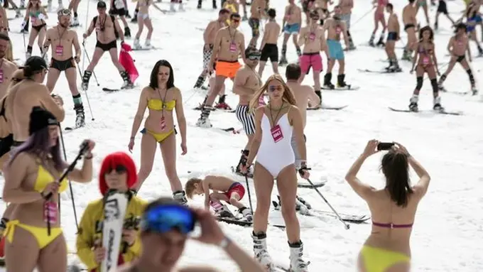 Pecahkan Rekor Dunia, 1.000 Orang Main Ski Pakai Bikini
