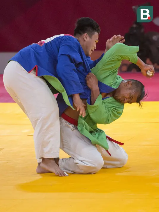 Duel Adesta Putu WIradamungga (kanan) dengan Lo Yuhsuan asal China Taipei di babak 16 besar cabang Kurash Asian Games 2018 kelas -90 kg di JCC, Jakarta pada Kamis (30/8/2018). (Bola.com/Peksi Cahyo)