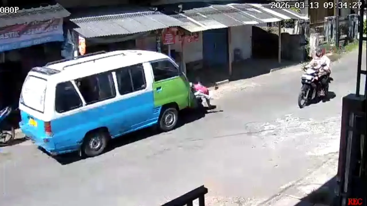 Angkot Hantam Pasutri hingga Motor Ringsek di Sukabumi