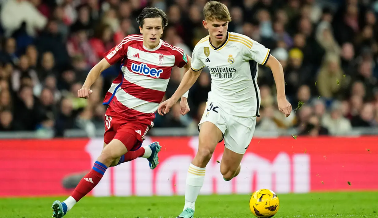 Memasuki babak kedua, Real Madrid melanjutkan dominasi dalam hal penguasaan bola. Gol kedua akhirnya lahir di menit 57. Rodrygo Goes yang menggandakan skor setelah mampu memperdaya kiper Granada dari sudut sempit. (AP Photo/Jose Breton)