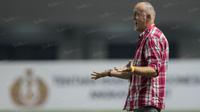 Pelatih Borneo FC, Dragan Djukanovic, memberikan arahan kepada anak asuhnya saat melawan PS TNI pada laga Torabika Soccer Championship 2016 di Stadion Pakansari, Bogor, Jawa Barat, Senin (15/8/2016). (Bola.com/Vitalis Yogi Trisna)