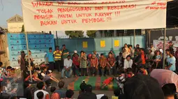 Warga beserta Aktivis HAM Ratna Sarumpaet saat melakukan pertemuan di kampung Dadap , Tangerang, Rabu (17/5). Kedatangan yang pertama ini sebagai upaya meninjau lokasi rencana penertiban kampung Dadap. (Liputan6.com/Gempur M Surya)