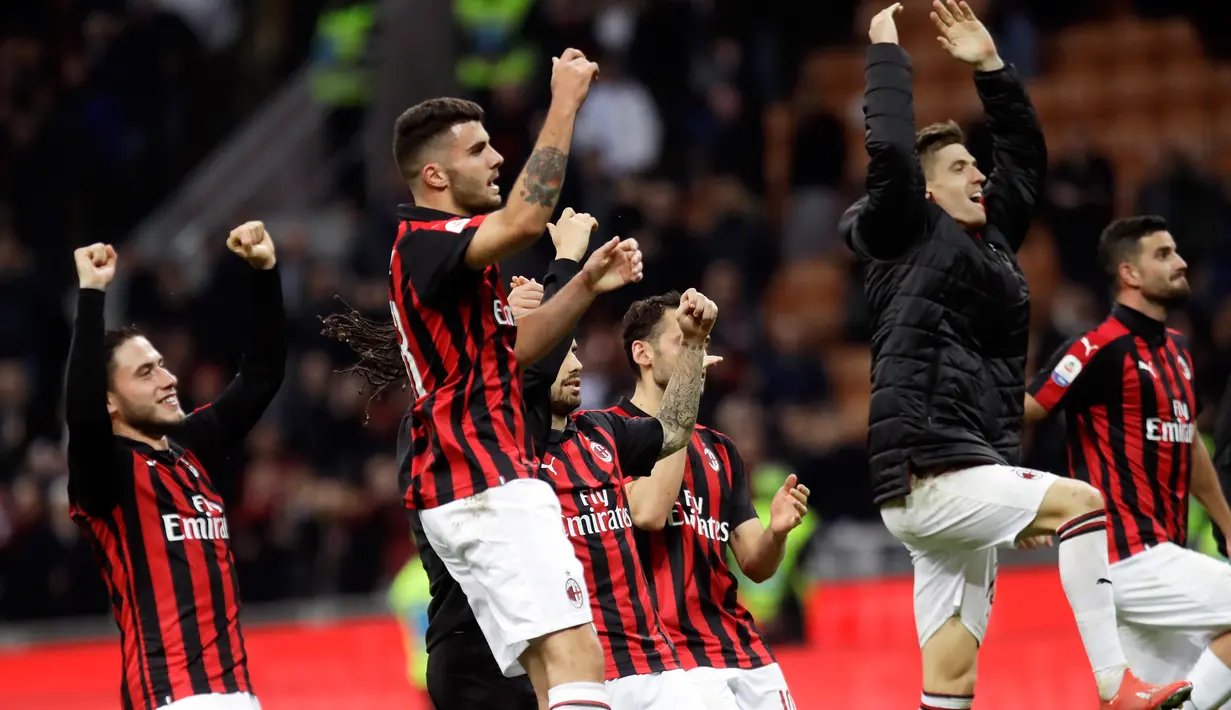 Para pemain AC Milan merayakan kemenangan usai bertanding melawan Sassuolo selama pertandingan lanjutan Liga Italia di stadion San Siro (2/3). Kemenangan ini mengantar Milan masuk tiga besar klasemen melangkahi Inter Milan. (AP Photo/Luca Bruno)
