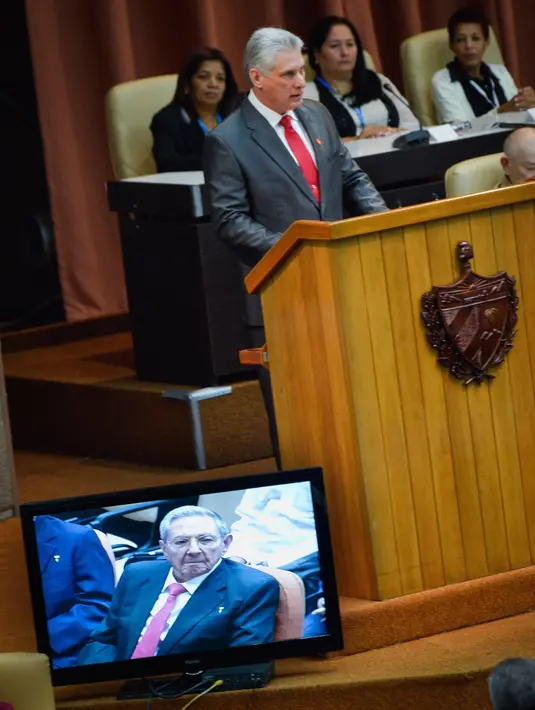 Presiden baru Kuba, Miguel Díaz-Canel (57) menyampaikan pidato setelah resmi terpilih di Majelis Nasional, Havana, Kamis (19/4). Díaz-Canel sendiri belum lahir ketika Fidel Castro memimpin Revolusi Kuba pada tahun 1959. (Adalberto Roque/Pool via AP)