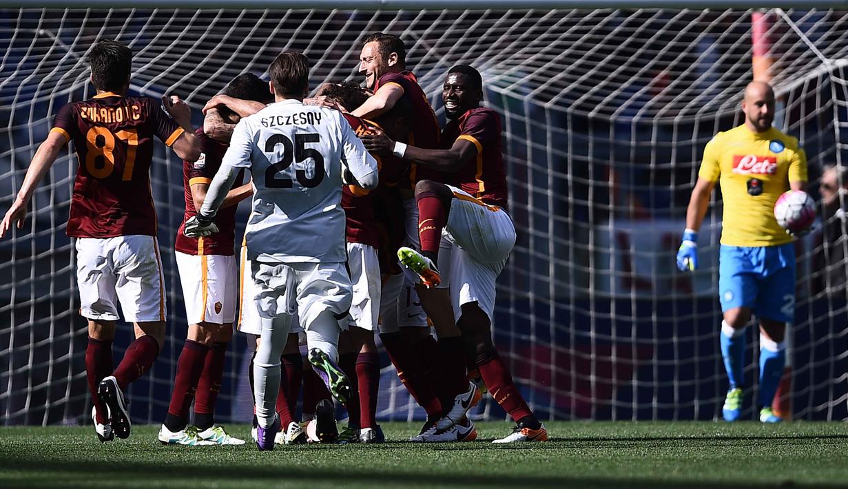 Para Pemain AS Roma merayakan gol Radja Nainggolan saat melawan Napoli pada lanjutan Serie A Italia di Stadion Olympico, Roma, Senin (25/4/2016) WIB.  (AFP/Filippo Monteforte)