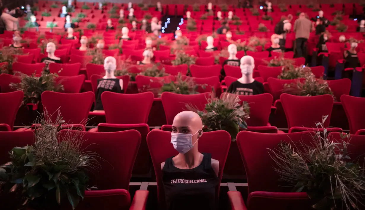Maneken Penjaga Jarak Pengunjung di Teater: Manekin bermasker ditempatkan untuk jaga jarak sosial di sebuah gedung teater di Madrid, Spanyol, Rabu (17/6/2020). (AP Photo/Manu Fernandez)