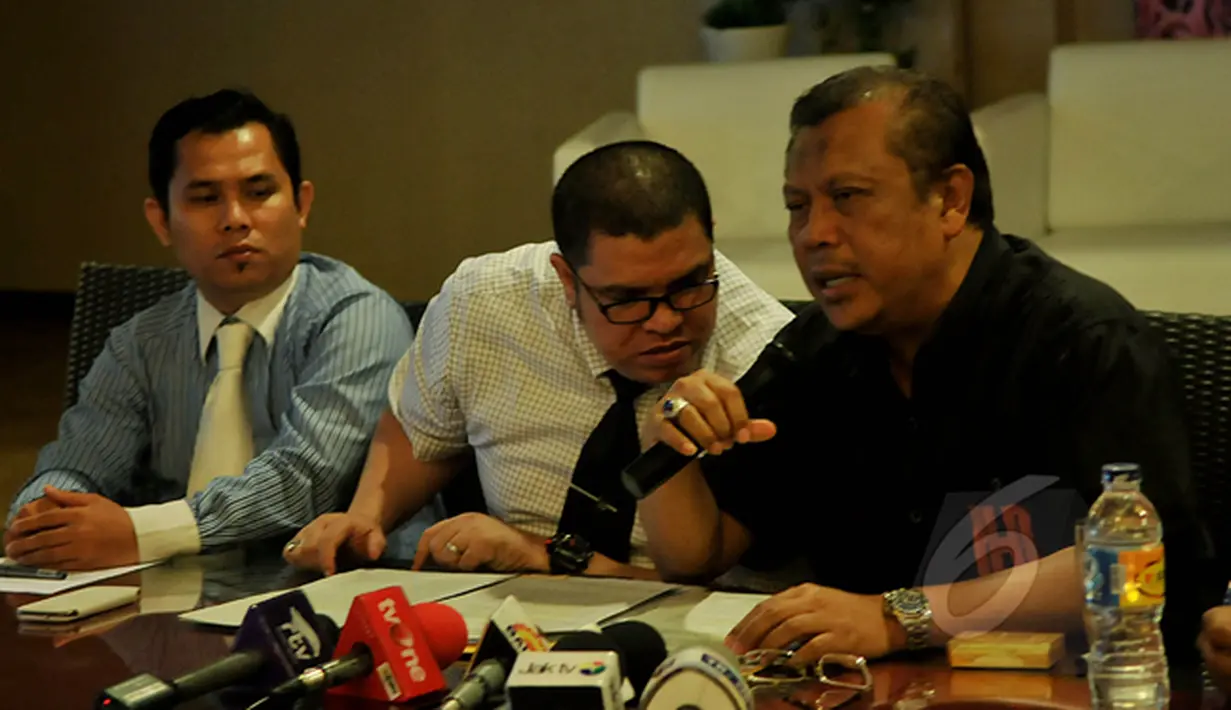 Kuasa Hukum Sutan Bhatoegana, Eggy Sujana (kanan) memberi keterangan pers terkait pengajuan Praperadilan terhadap KPK, Jakarta, Kamis (26/2). Sutan memastikan akan mengajukan gugatan praperadilan terkait penetapan tersangkanya. (Liputan6.com/Johan Tallo)