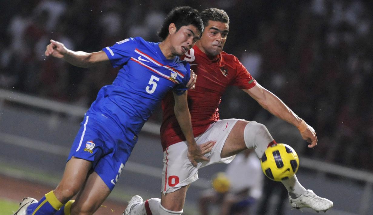 Cristian Gonzales merupakan salah satu pemain naturalisasi tersukses Timnas Indonesia. Ia mendapatkan status WNI pada November 2010. El Loco sukses mengantarkan Timnas Indonesia hingga partai final Piala AFF 2010. Sayangnya, Skuat Merah Putih harus tunduk 2-4 dari Malaysia. (AFP/Romeo Gacad)