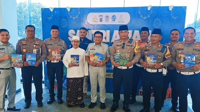 Penyerahan buku Pendidikan Lalu Lintas