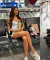 Aktris Erika Carlina dikenal dengan hobinya mengenakan sneakers hampir di setiap tampilan. Tak hanya untuk sporty look, Erika Carlina terlihat stylish kenakan busana apapun dengan sneakers. [@eri.carl]