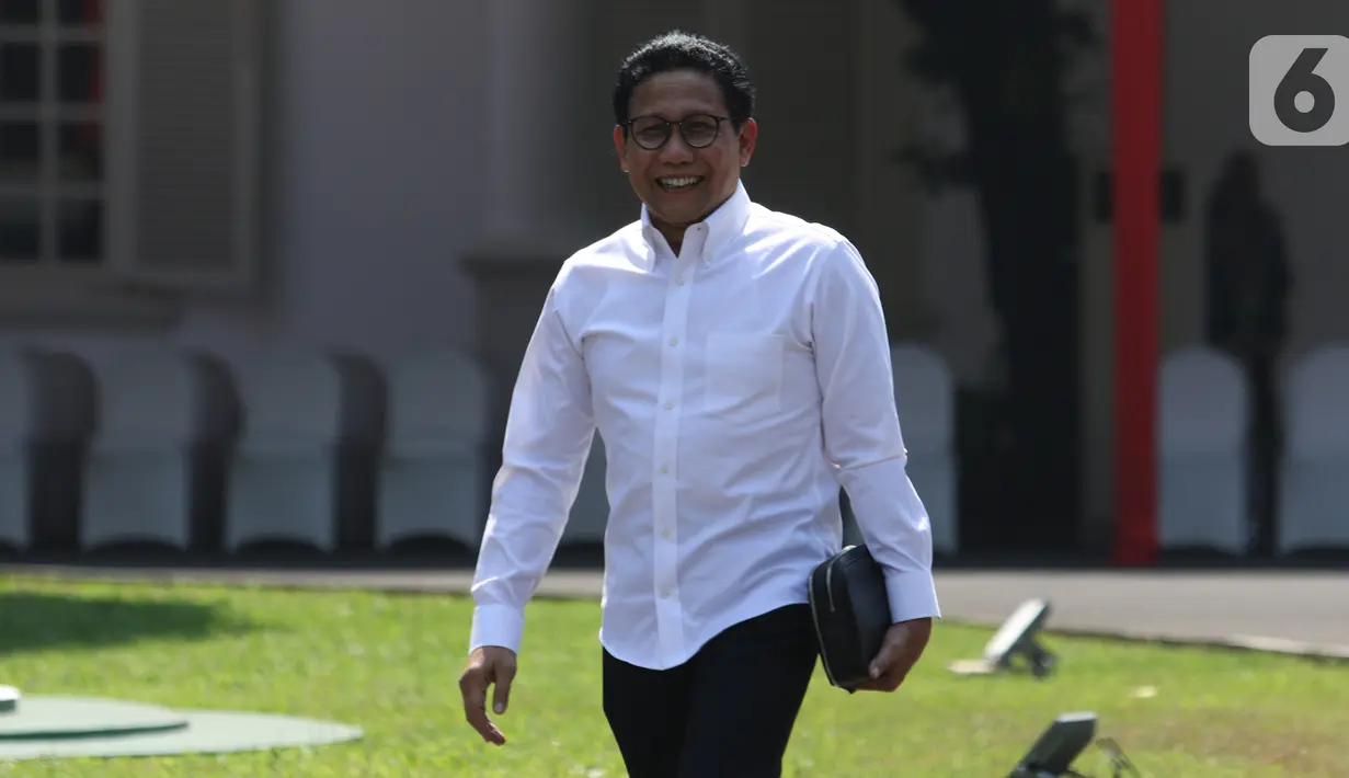 Ketua DPRD Jawa Timur fraksi PKB Abdul Halim Iskandar tersenyum saat tiba di Istana Kepresidenan, Jakarta, Selasa (22/10/2019). Kakak dari Ketum PKB Muhaimin Iskandar itu tampil berkemeja putih seperti calon-calon menteri yang dipanggil Presiden Joko Widodo. (Liputan6.com/Angga Yuniar)