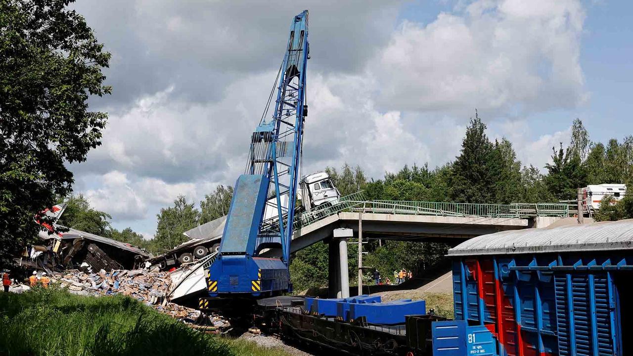 FOTO: Penampakan Gerbong Kereta Api  Hancur  Tertimpa Material Robohnya Jembatan Jalan Raya di Rusia