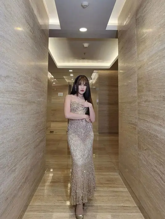 Riasan wajah dari Ys Makeup semakin menyempurnakan penampilan glamor Ayu Ting Ting di hari itu. (Instagram/ayutingting92).