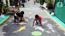 Anak-anak bermain di atas lukisan tiga dimensi (3D) di Jalan Perumahan Bojong Depok Baru 1, RT 03/RW 19 Bojonggede, Bogor, Jawa Barat, Selasa (3/8/2020). Dalam rangka menyambut HUT ke-75 RI, warga berbenah memperindah lingkungan dengan melukis 3D pada jalan. (merdeka.com/Arie Basuki)