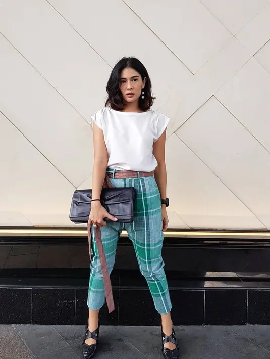 Long Bob dengan belah tengah ala Dian Sastrowardoyo ini keren banget. Wajah pemeran Cinta di film AADC 2 ini menjadi terlihat lebih memesona. Sebelumnya, Dian memotong rambutnya cukup pendek dan berponi. (Instagram/therealdisastr)