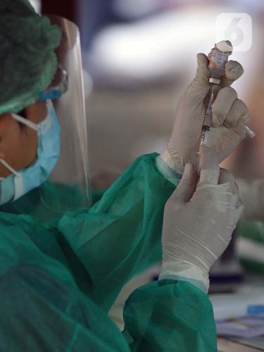 Vaksinasi COVID-19 di Taman Dadap Merah