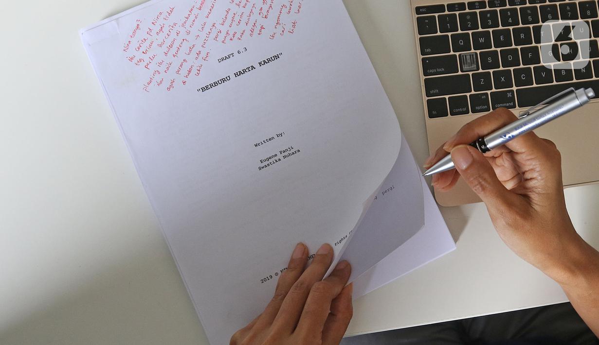 Penulis Skenario, Swastika Nohara (42) melihat naskah buatannya di kediamannya, Bintaro, Jakarta, Rabu (15/07/2020). Untuk mengusir kejenuhan, kegiatan baru yang rutin dilakukan Swastika Nohara adalah merawat, mengoleksi serta membudidayakan beragam tanaman hias. (Liputan6.com/Herman Zakharia)