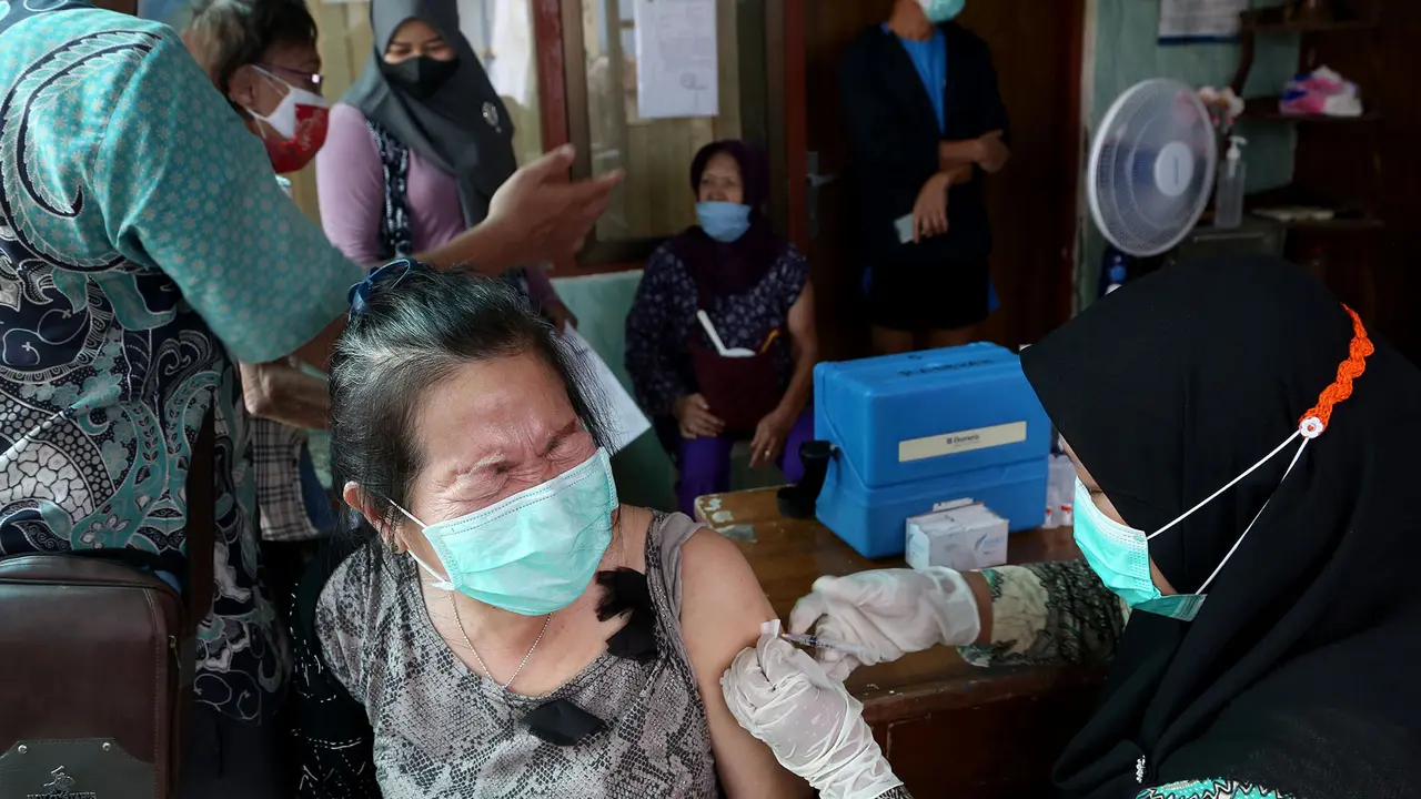 Vaksinasi booster untuk lansia di Surabaya. (Dian Kurniawan/Liputan6.com)