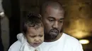 Kim Kardashian memberikan kalimat sindiran pada foto tersebut. "Annoying Dad". (AFP/Bintang.com)
