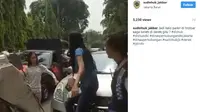 Emak-emak Ngamuk saat mobilnya mau diderek Sudinhub Jakbar. (Instagram)