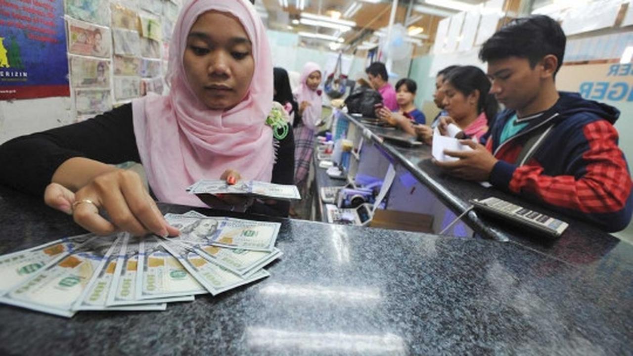 Rupiah tembus Rp 14.000, warga serbu money changer