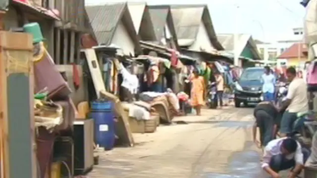 Pasca-Banjir, Relawan Bantu Warga Bersihkan Lumpur