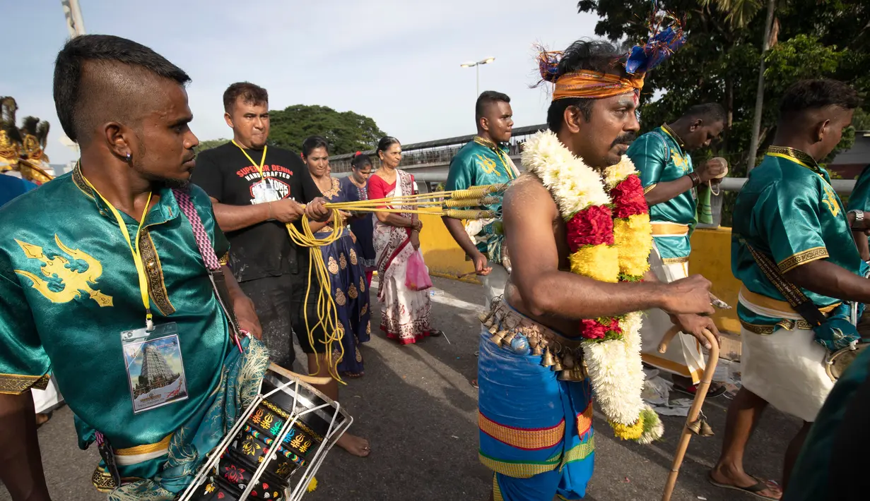 Seorang pria berjalan dengan kait yang tertanam di punggungnya saat Festival Thaipusam di Gua Batu, Kuala Lumpur, Malaysia, Senin (21/1). Thaipusam dirayakan pada bulan 'Thai', bulan kesepuluh dalam kalendar Tamil. (AP Photo/ Vincent Thian)