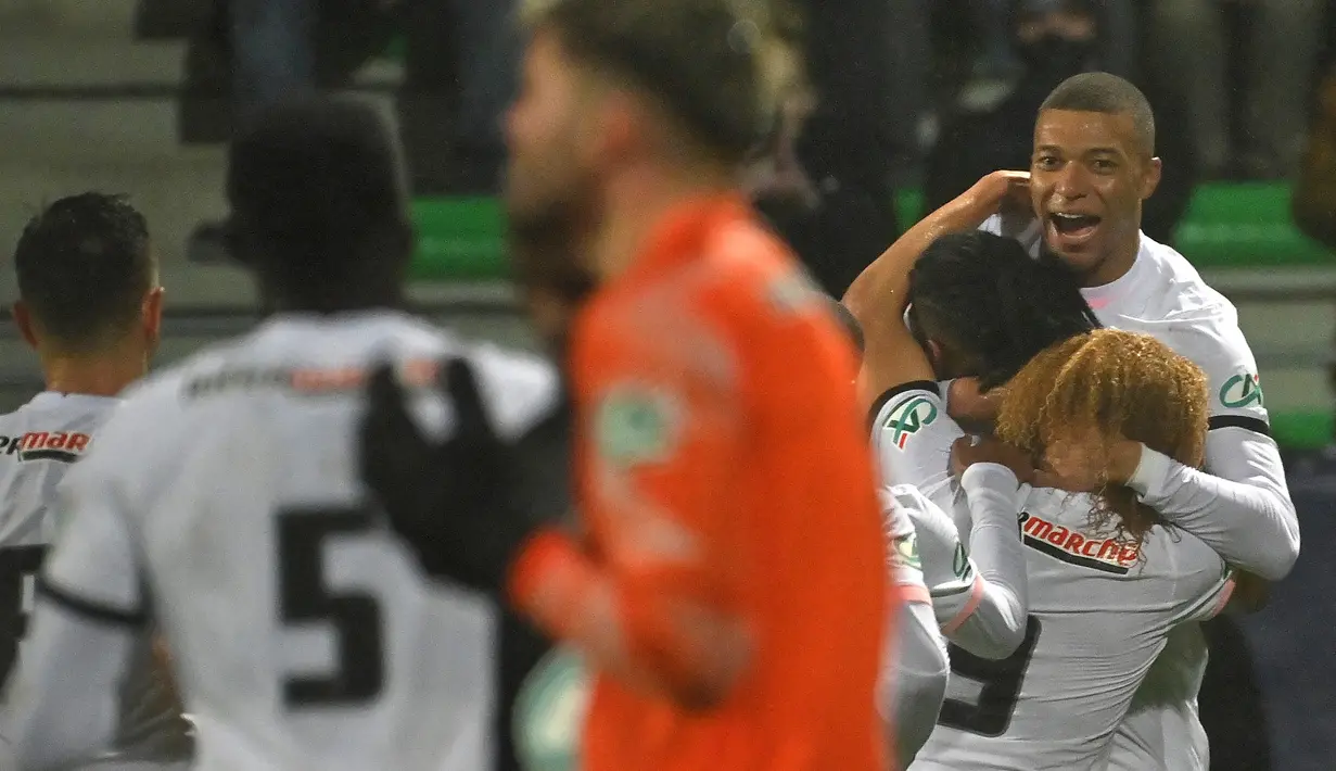 Penyerang Paris Saint-Germain (PSG) Kylian Mbappe berselebrasi dengan rekan setimnya setelah mencetak gol ke gawang klub divisi empat, Vannes OC, dalam babak 32 besar Piala Prancis di Stade de la Rabine, Selasa (4/1/2021) dini hari WIB. PSG menang 4-0 lewat hattrick Kylian Mbappe. (LOIC VENANCE/AFP)