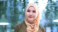 Momen Lucu Zaskia Adya Mecca Rekrut Bocil Setempat Jadi Panitia Salat Ied di Masjid Salim Kamil