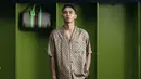 <p>Paduan sporty dan high fashion berhasil tergambarkan lewat foto yang diunggah ke akun media sosialnya. [Foto: Instagram/ Marselino Ferdinan]</p>