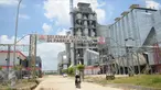 Pekerja melintasi pintu masuk pabrik PT Semen Indonesia di Rembang, Jawa Tengah, Kamis (16/3). Tahapan pembangunan pabrik semen yang dibangun di atas seluas 57 hektare tersebut telah mencapai 96,63 persen. (Liputan6.com/Gempur M Surya)