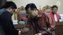 Terdakwa korupsi proyek e-KTP, Setya Novanto menyalami JPU usai membagikan buku pada sidang pembacaan nota pembelaan di Pengadilan Tipikor, Jakarta, Jumat (13/4). Sidang mendengar pembacaan nota pembelaan terdakwa. (Liputan6.com/Helmi Fithriansyah)